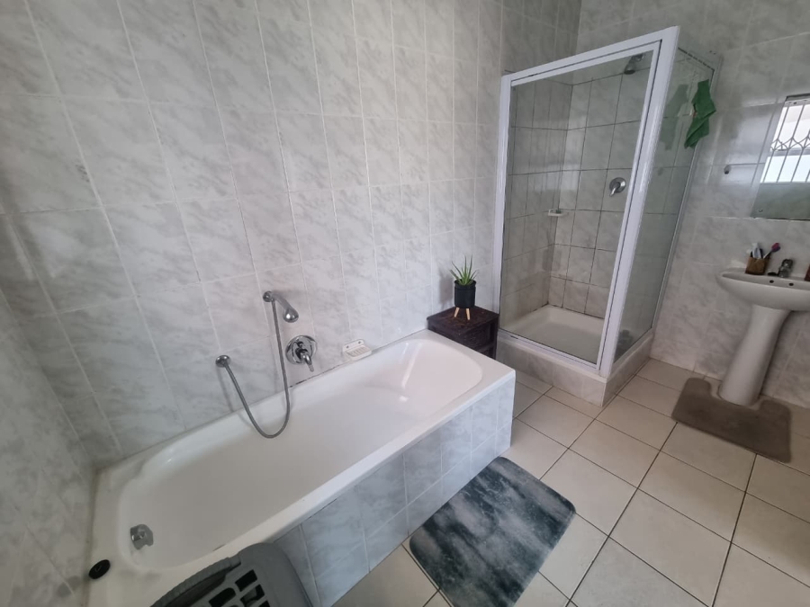 To Let 4 Bedroom Property for Rent in Claremont Western Cape